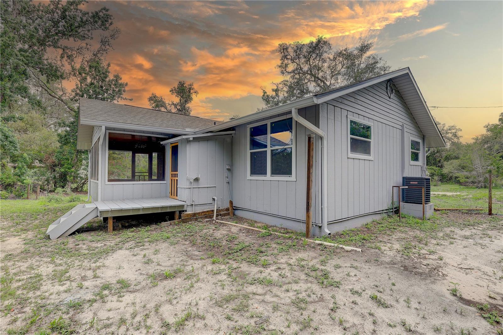 Listing photo id 2 for 5290 Cyril Drive