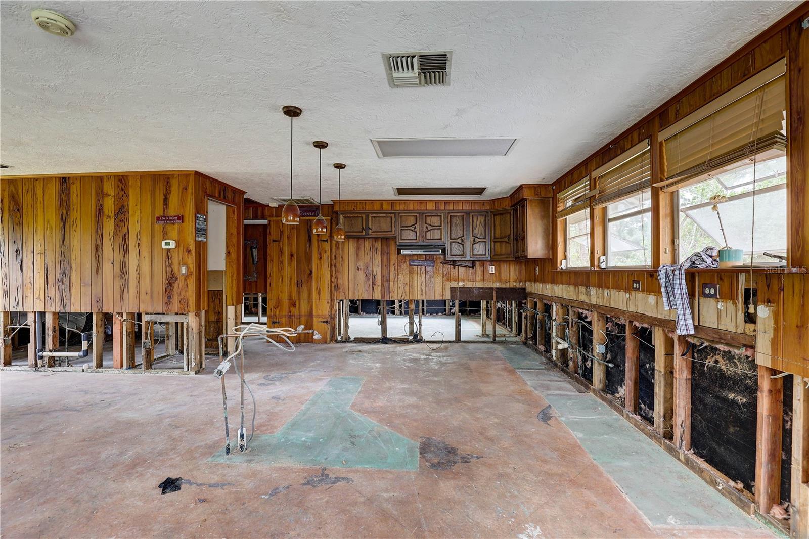 Listing photo id 38 for 5290 Cyril Drive