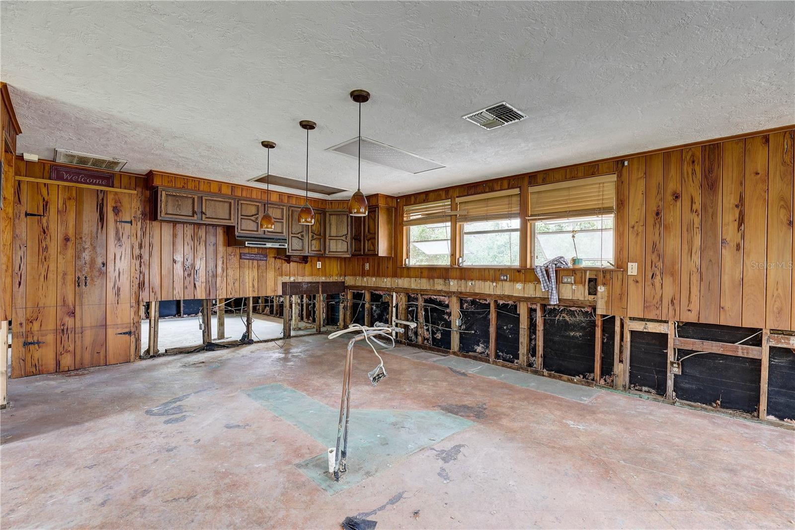 Listing photo id 39 for 5290 Cyril Drive