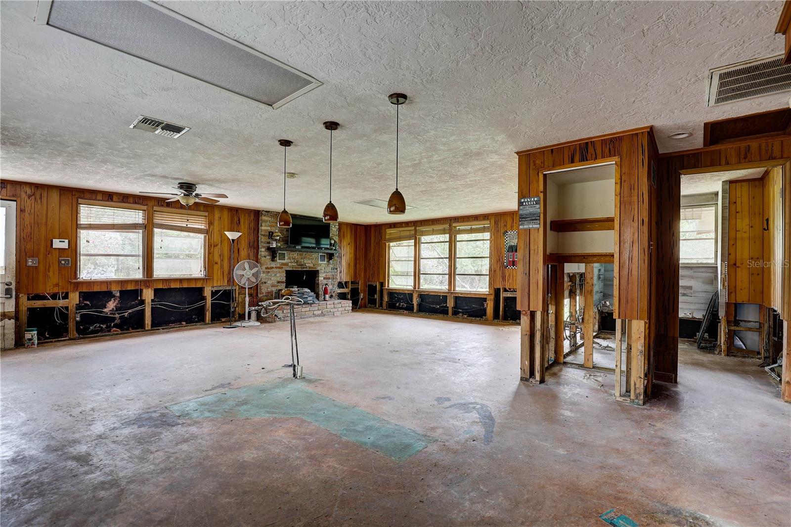 Listing photo id 40 for 5290 Cyril Drive