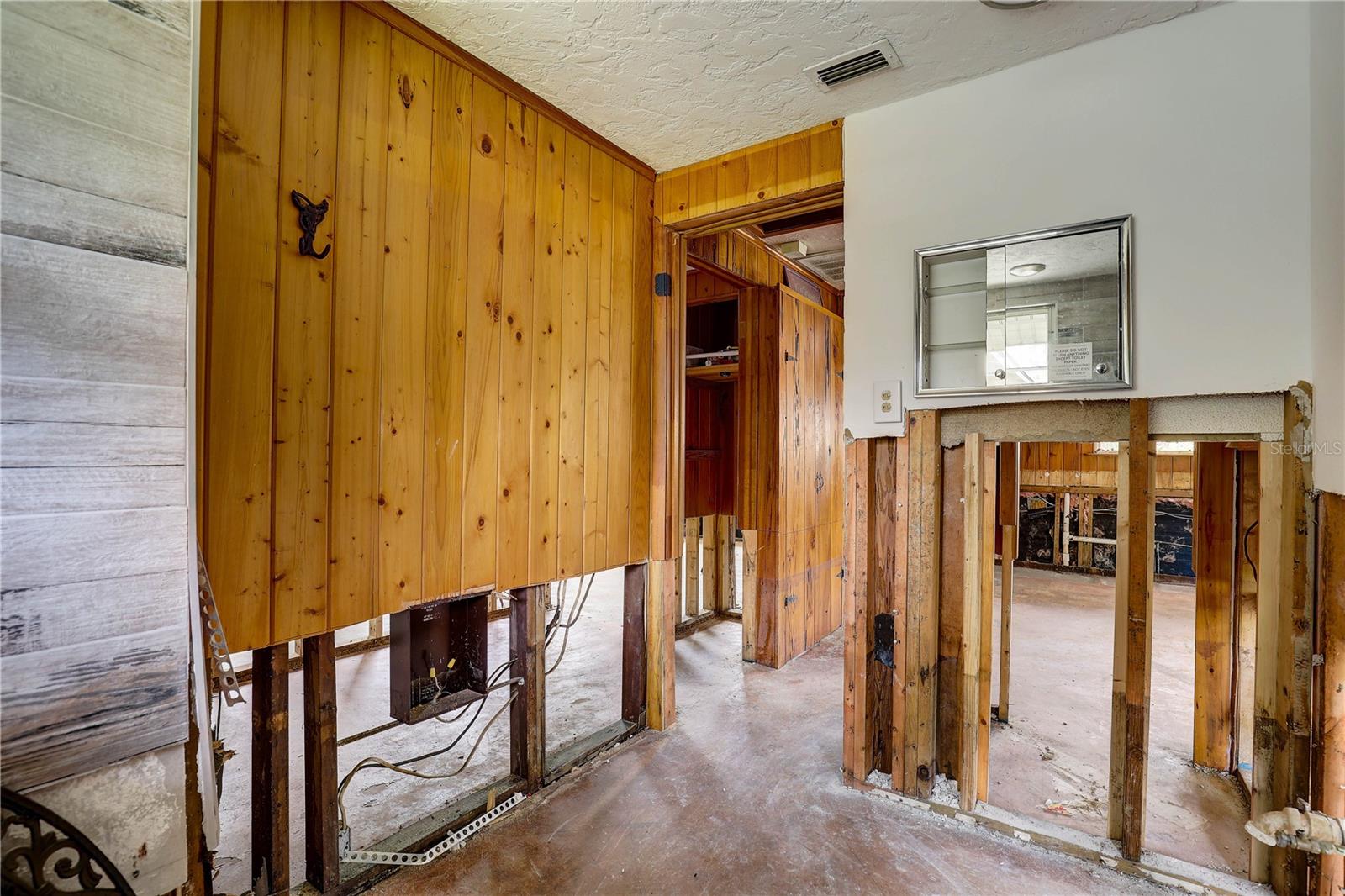 Listing photo id 42 for 5290 Cyril Drive