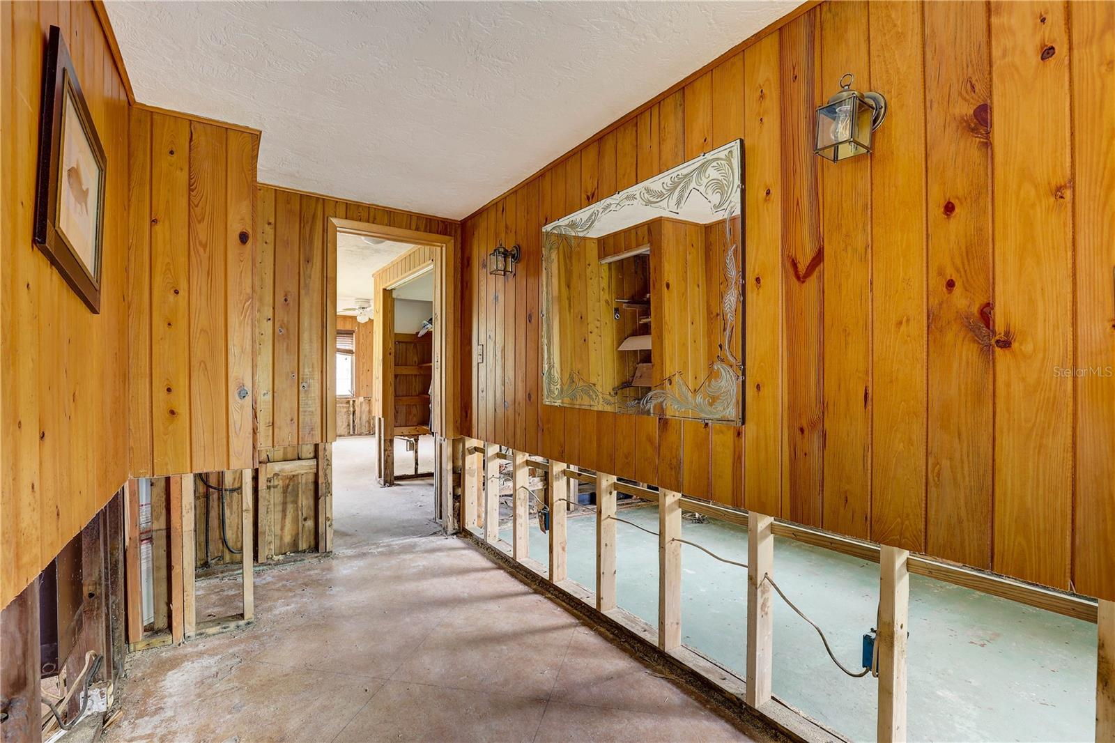 Listing photo id 43 for 5290 Cyril Drive