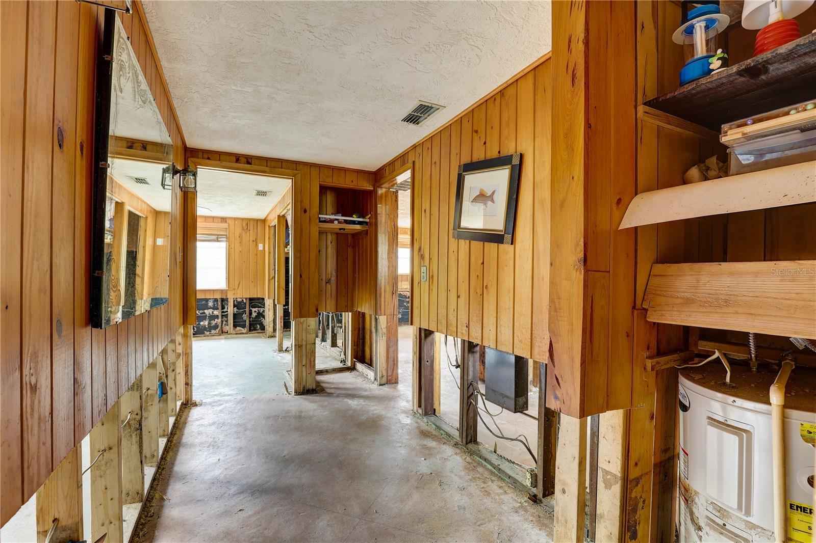 Listing photo id 44 for 5290 Cyril Drive
