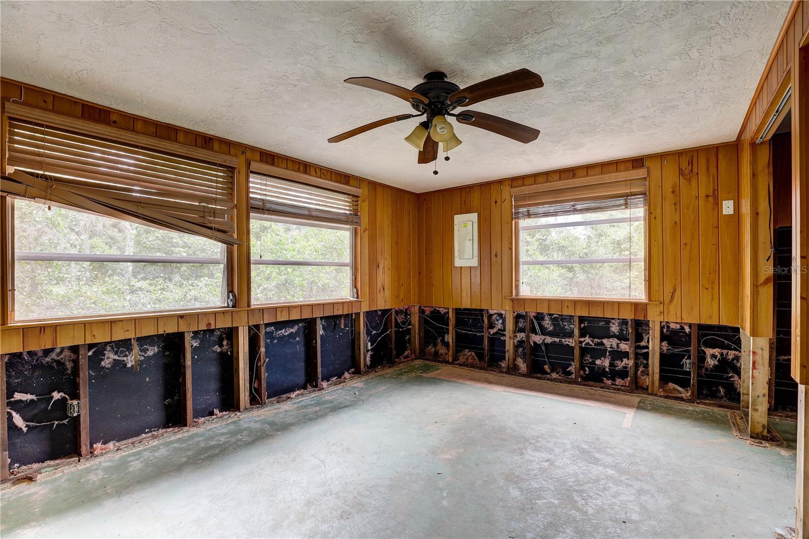 Listing photo id 45 for 5290 Cyril Drive