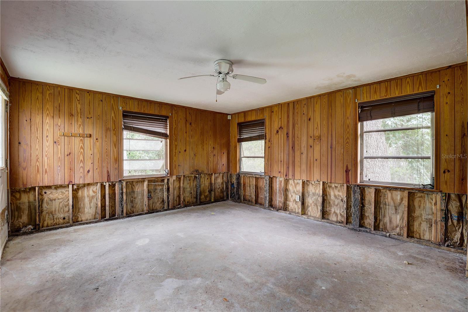 Listing photo id 48 for 5290 Cyril Drive