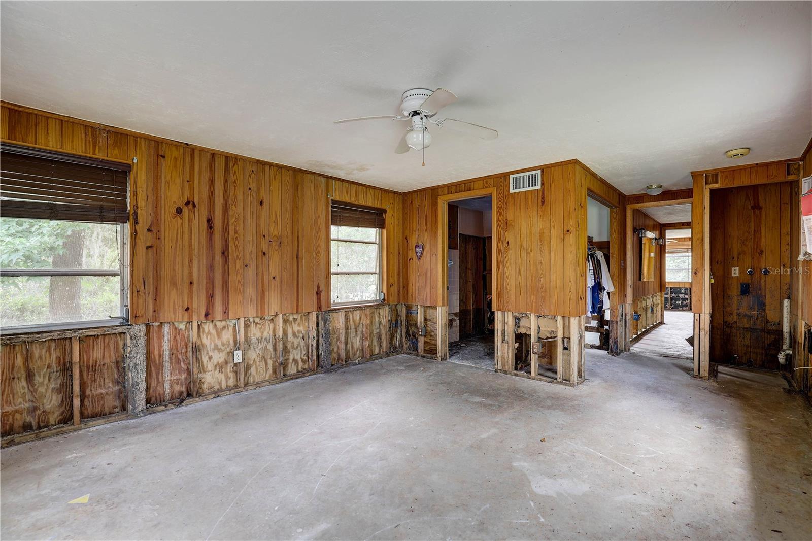 Listing photo id 49 for 5290 Cyril Drive