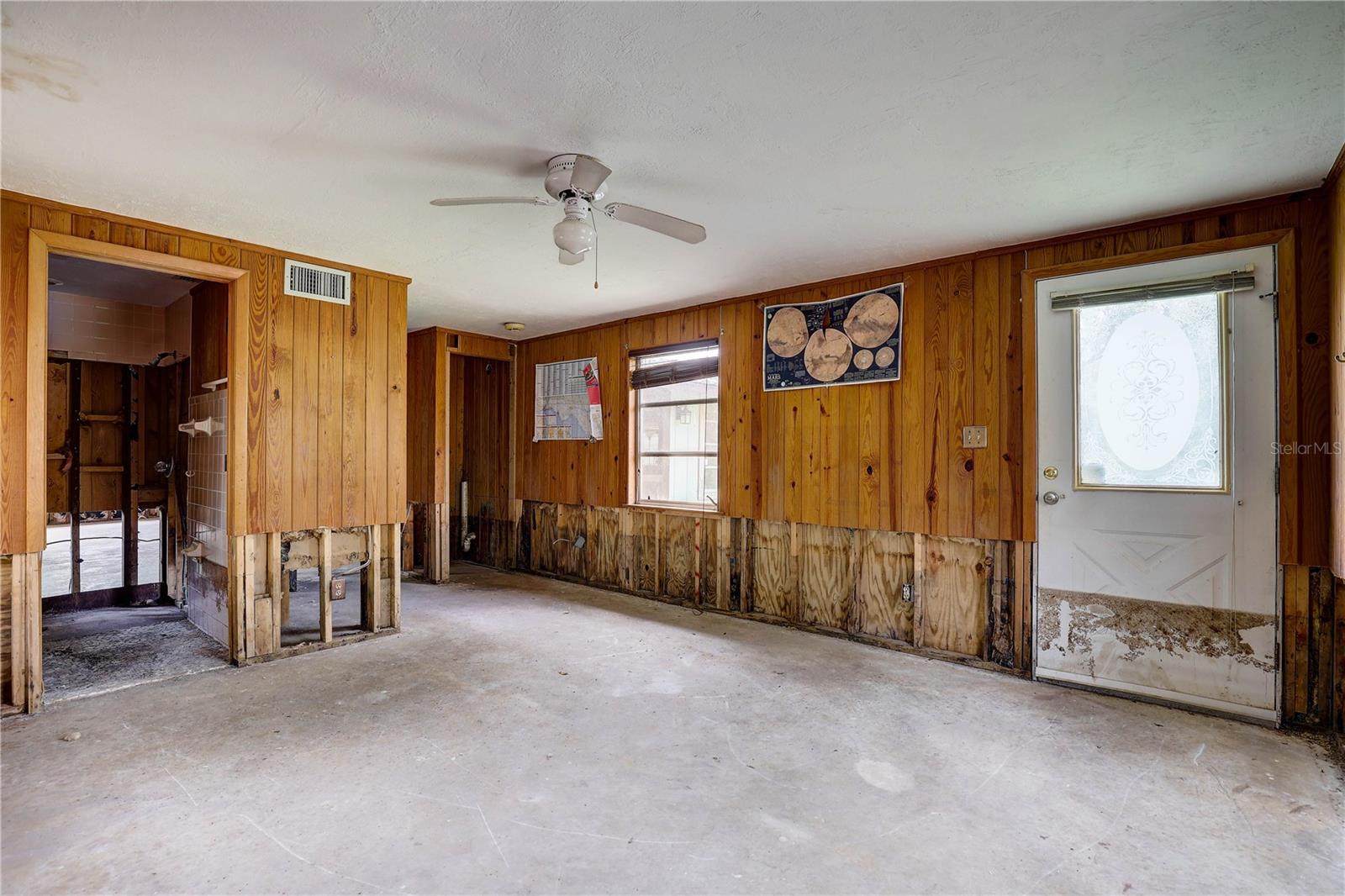 Listing photo id 50 for 5290 Cyril Drive