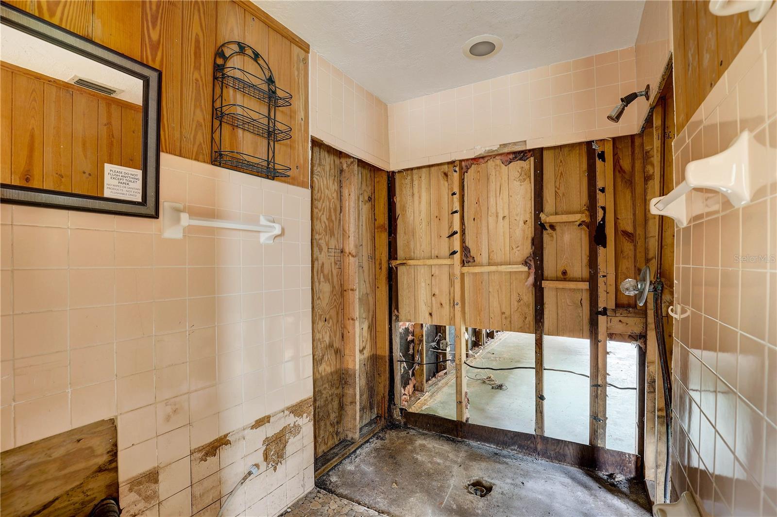 Listing photo id 51 for 5290 Cyril Drive