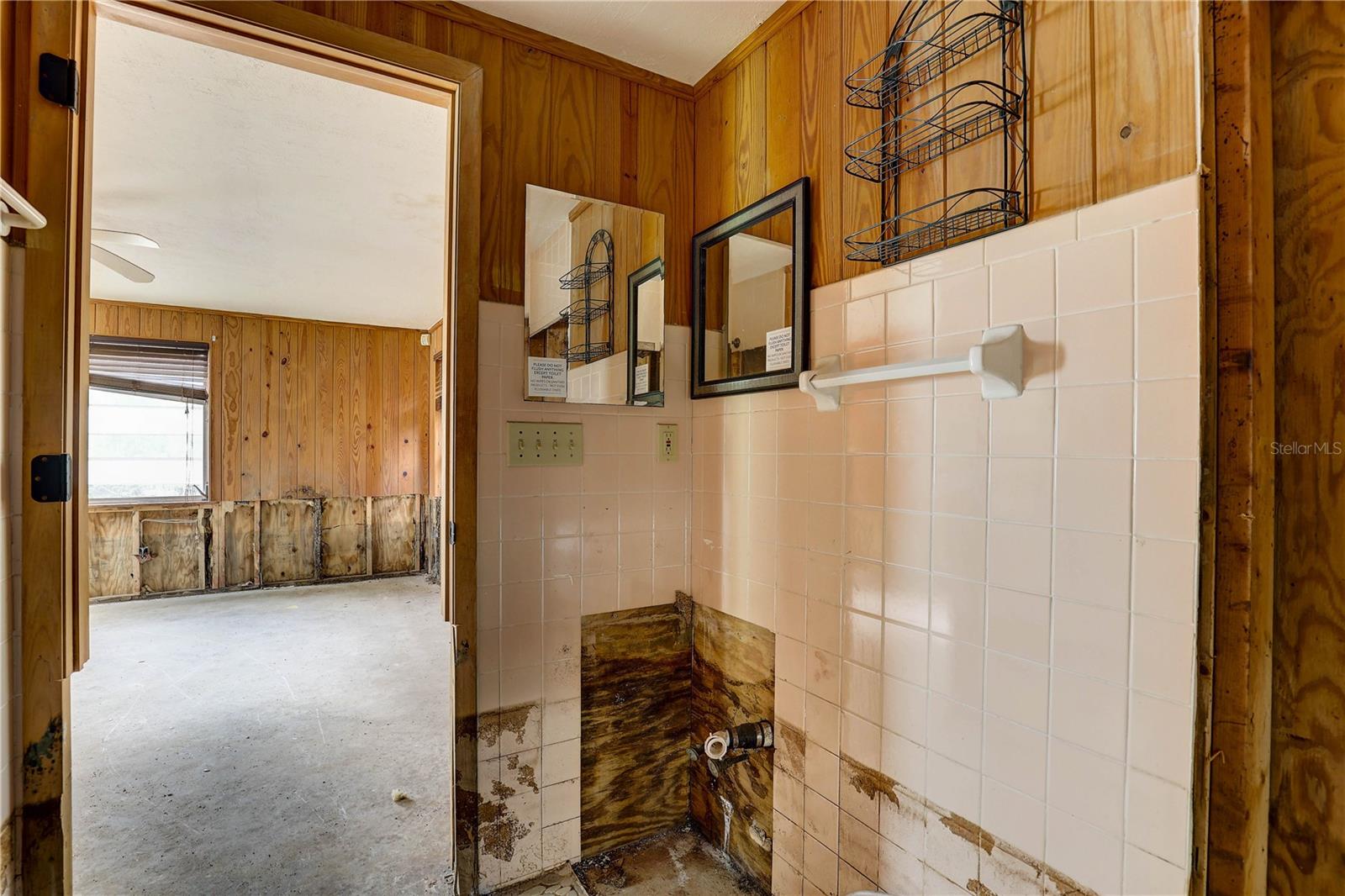 Listing photo id 52 for 5290 Cyril Drive