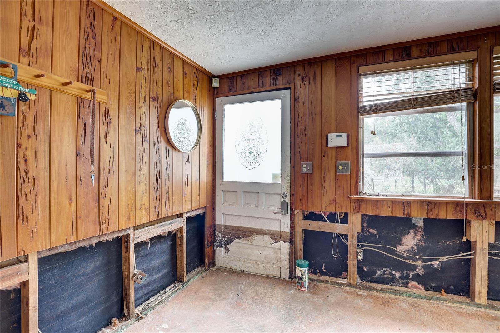Listing photo id 53 for 5290 Cyril Drive
