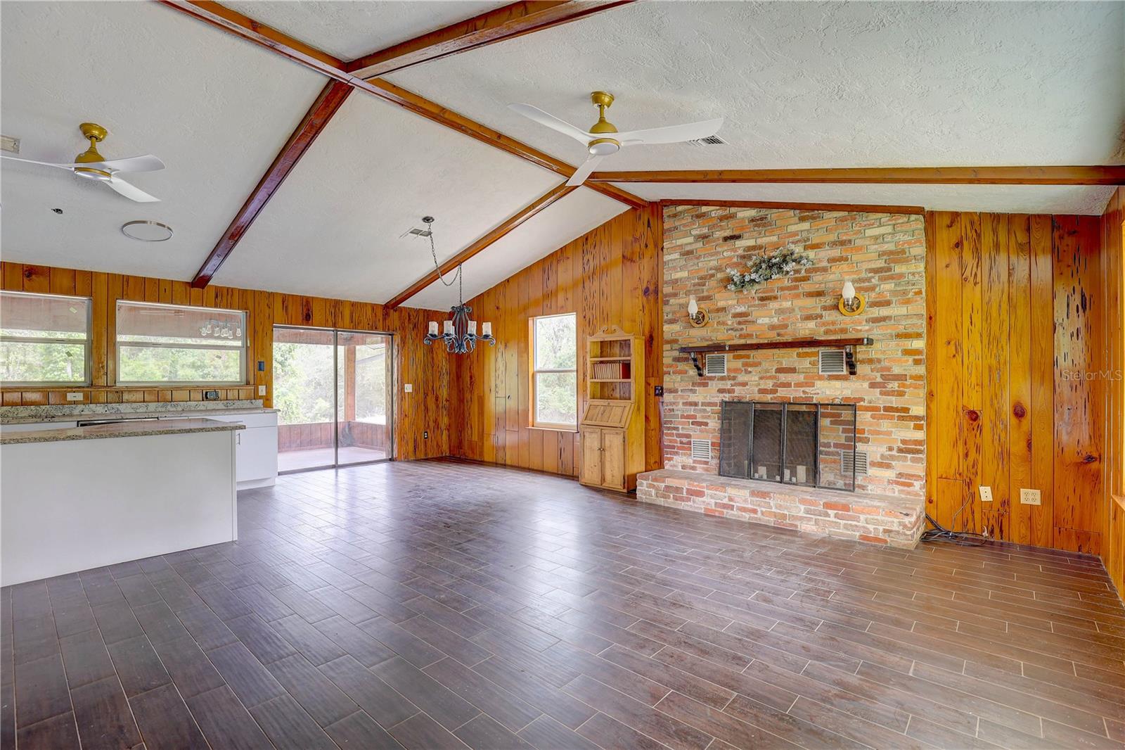 Listing photo id 4 for 5290 Cyril Drive