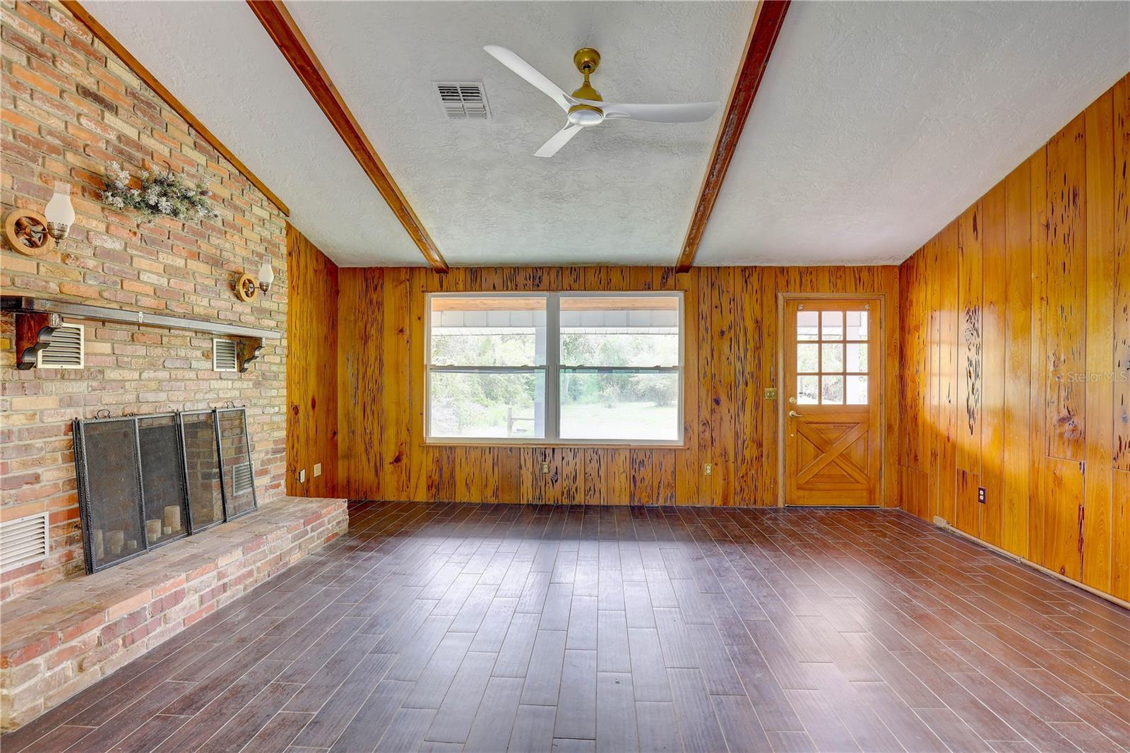 Listing photo id 7 for 5290 Cyril Drive