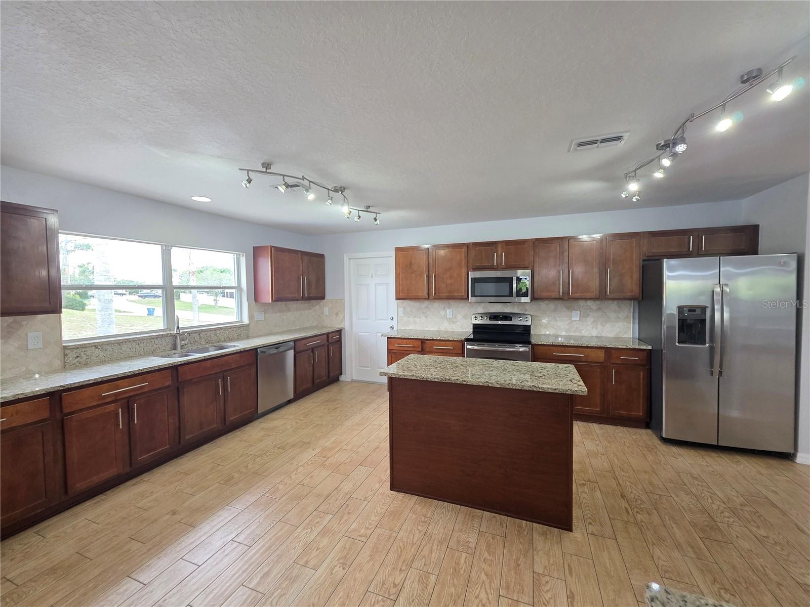Image 16 of 51 For 13551 Banner Road