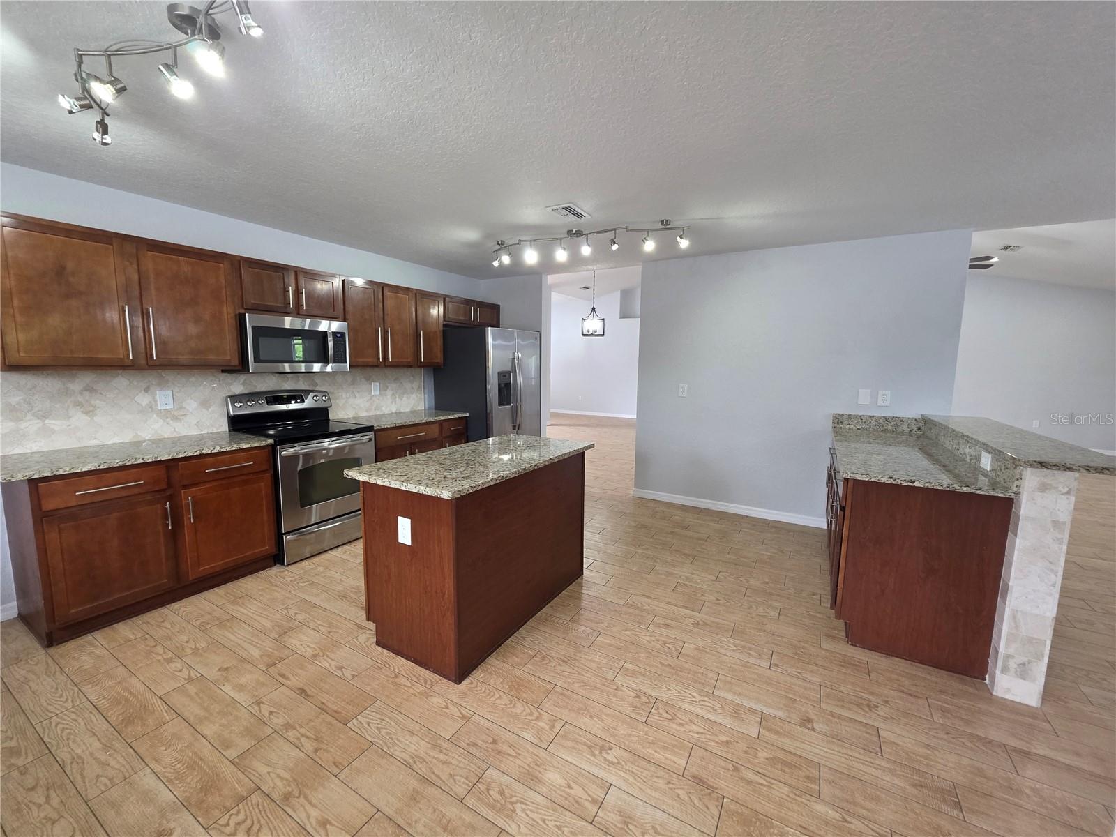 Image 19 of 51 For 13551 Banner Road
