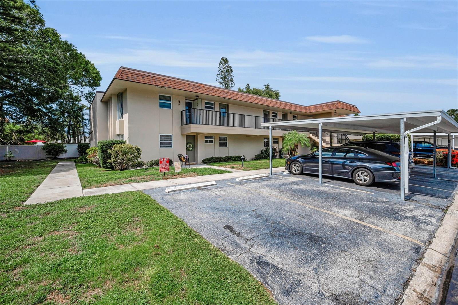 Listing photo id 11 for 9945 47th Avenue N 210