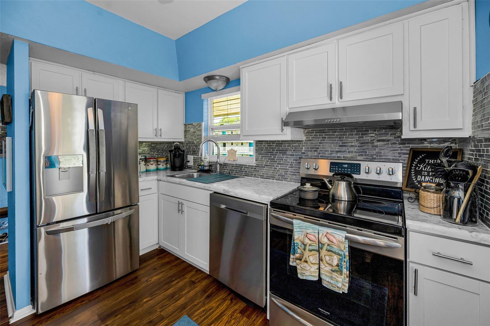 Listing photo id 0 for 9945 47th Avenue N 210