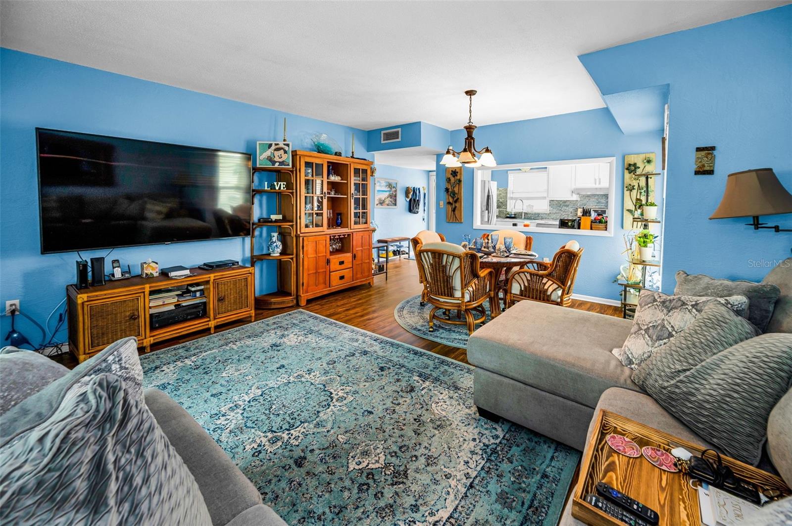 Listing photo id 19 for 9945 47th Avenue N 210