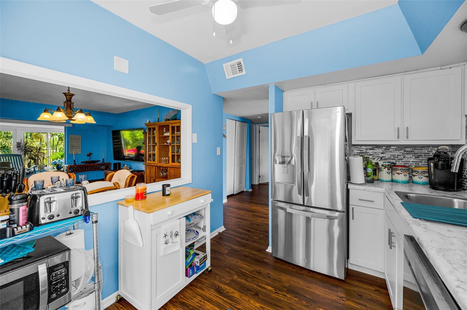 Listing photo id 23 for 9945 47th Avenue N 210