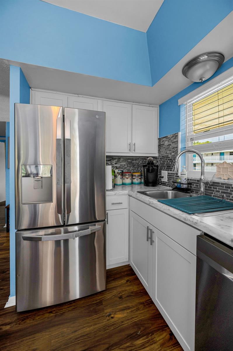 Listing photo id 24 for 9945 47th Avenue N 210