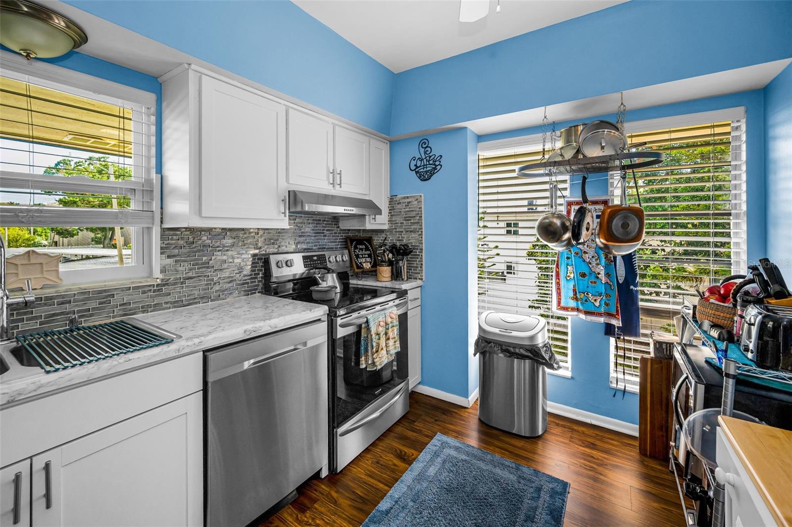 Listing photo id 26 for 9945 47th Avenue N 210