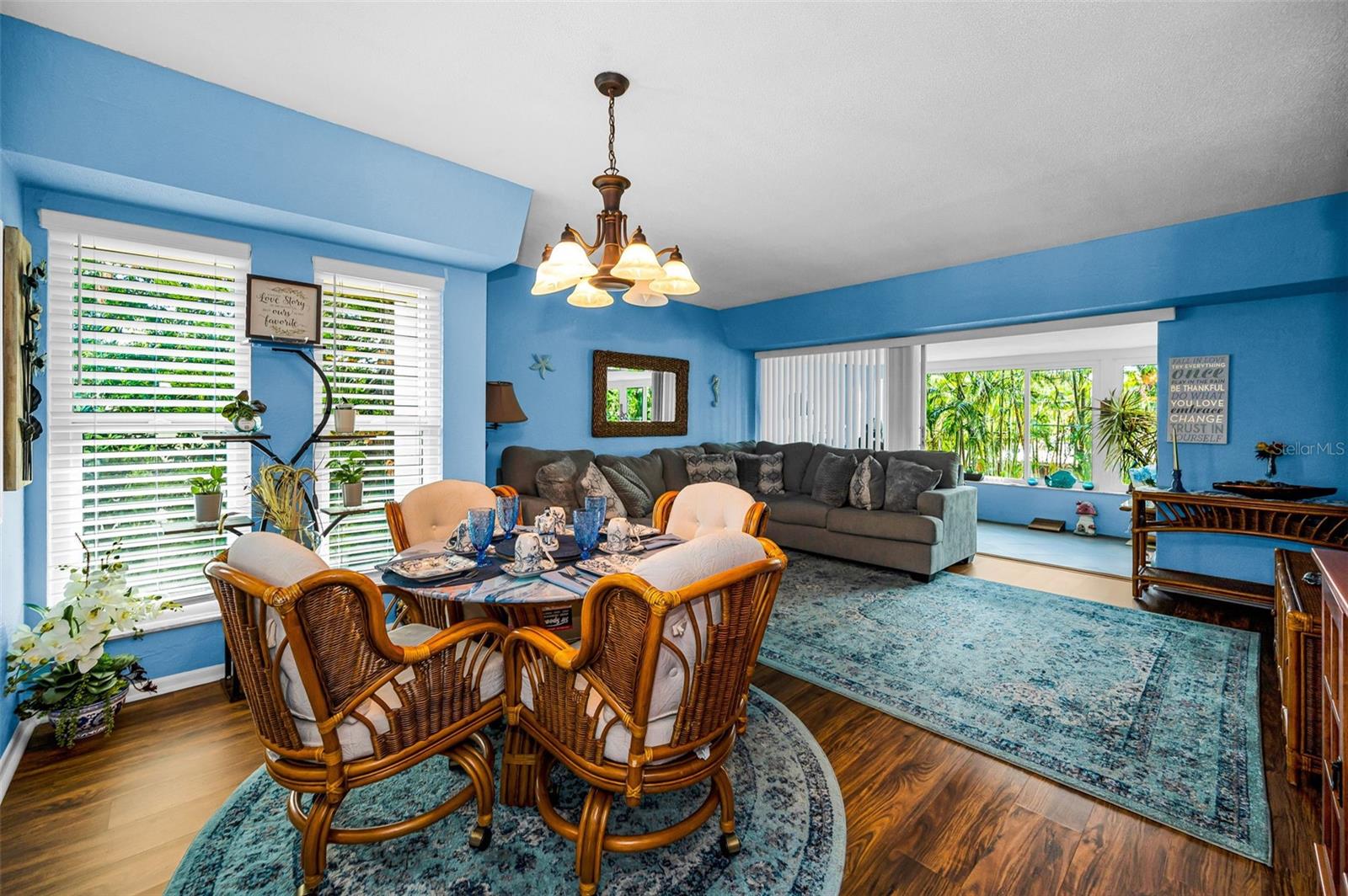 Listing photo id 2 for 9945 47th Avenue N 210