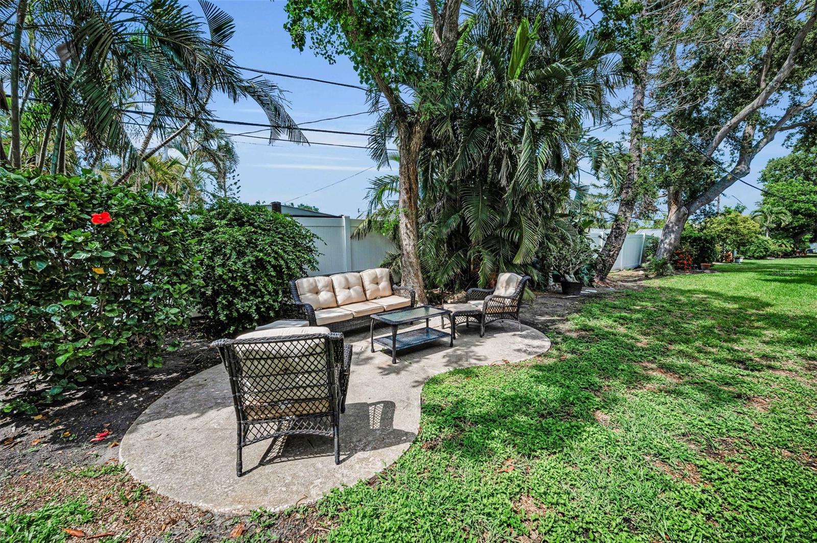 Listing photo id 48 for 9945 47th Avenue N 210