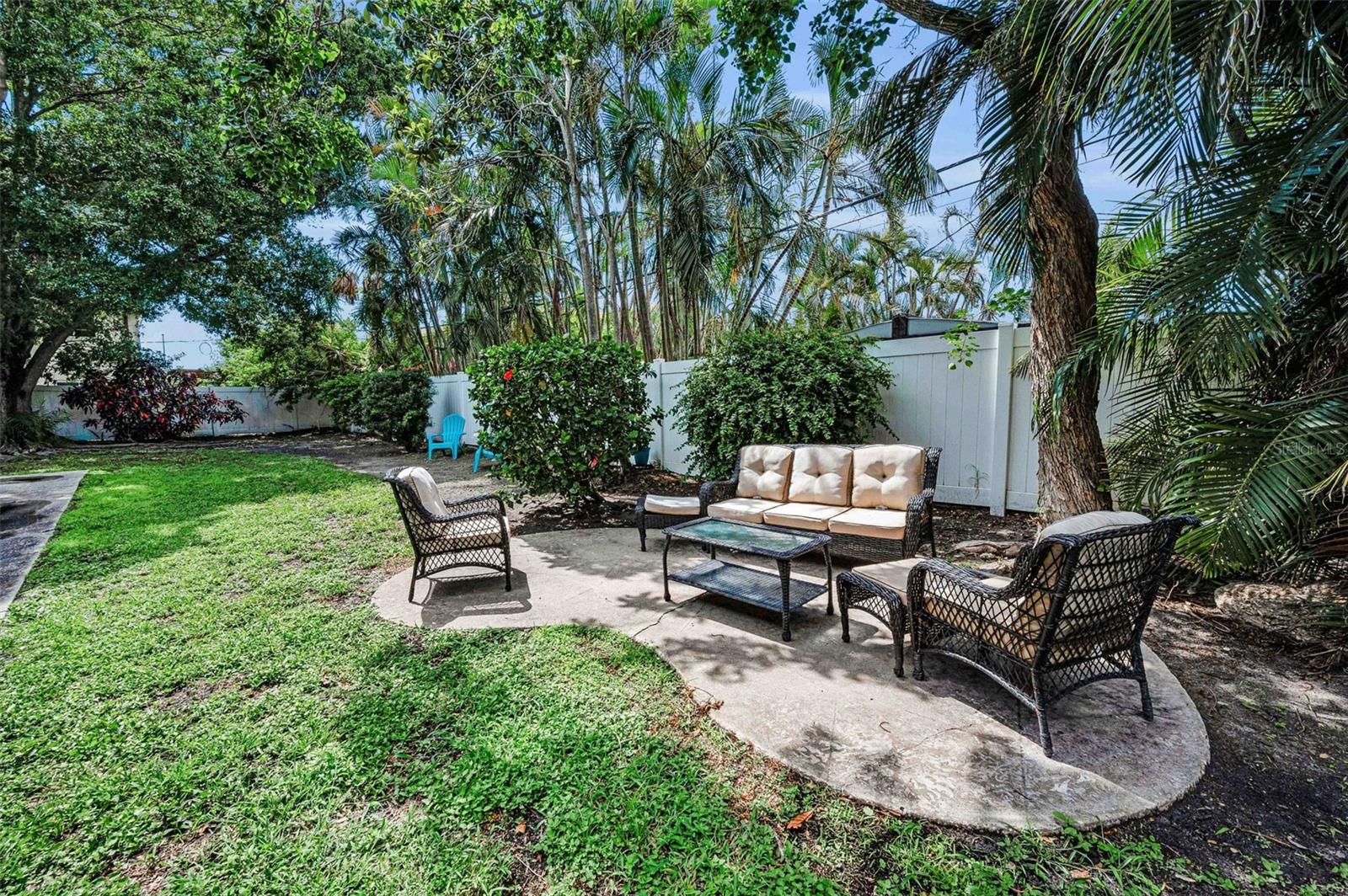 Listing photo id 49 for 9945 47th Avenue N 210