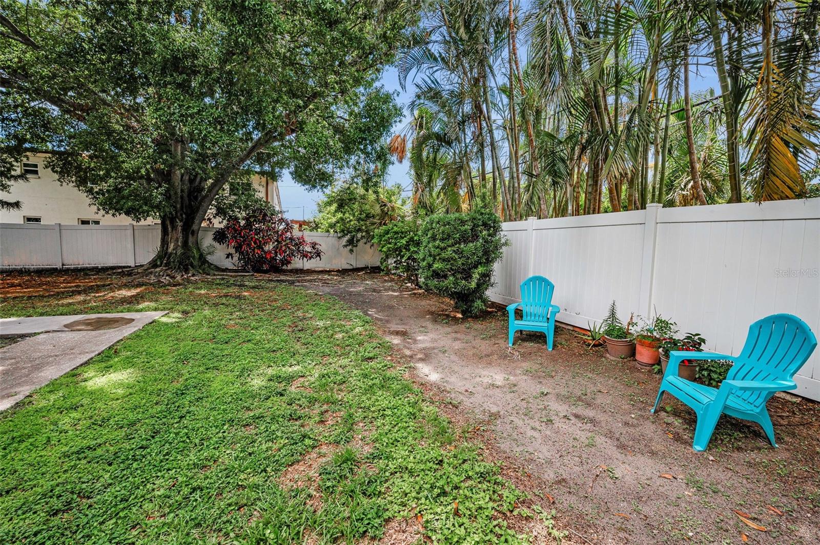 Listing photo id 50 for 9945 47th Avenue N 210