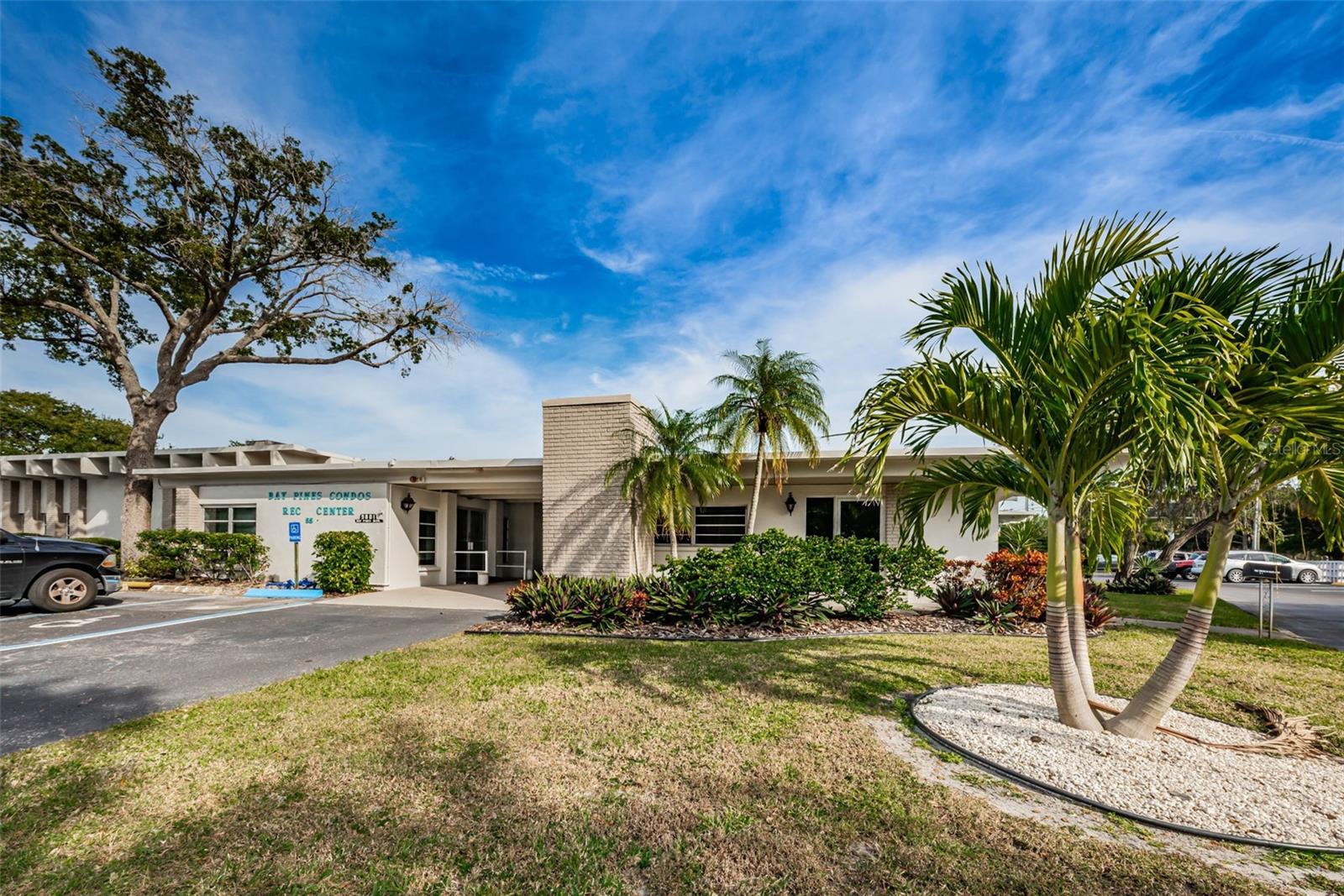 Listing photo id 54 for 9945 47th Avenue N 210