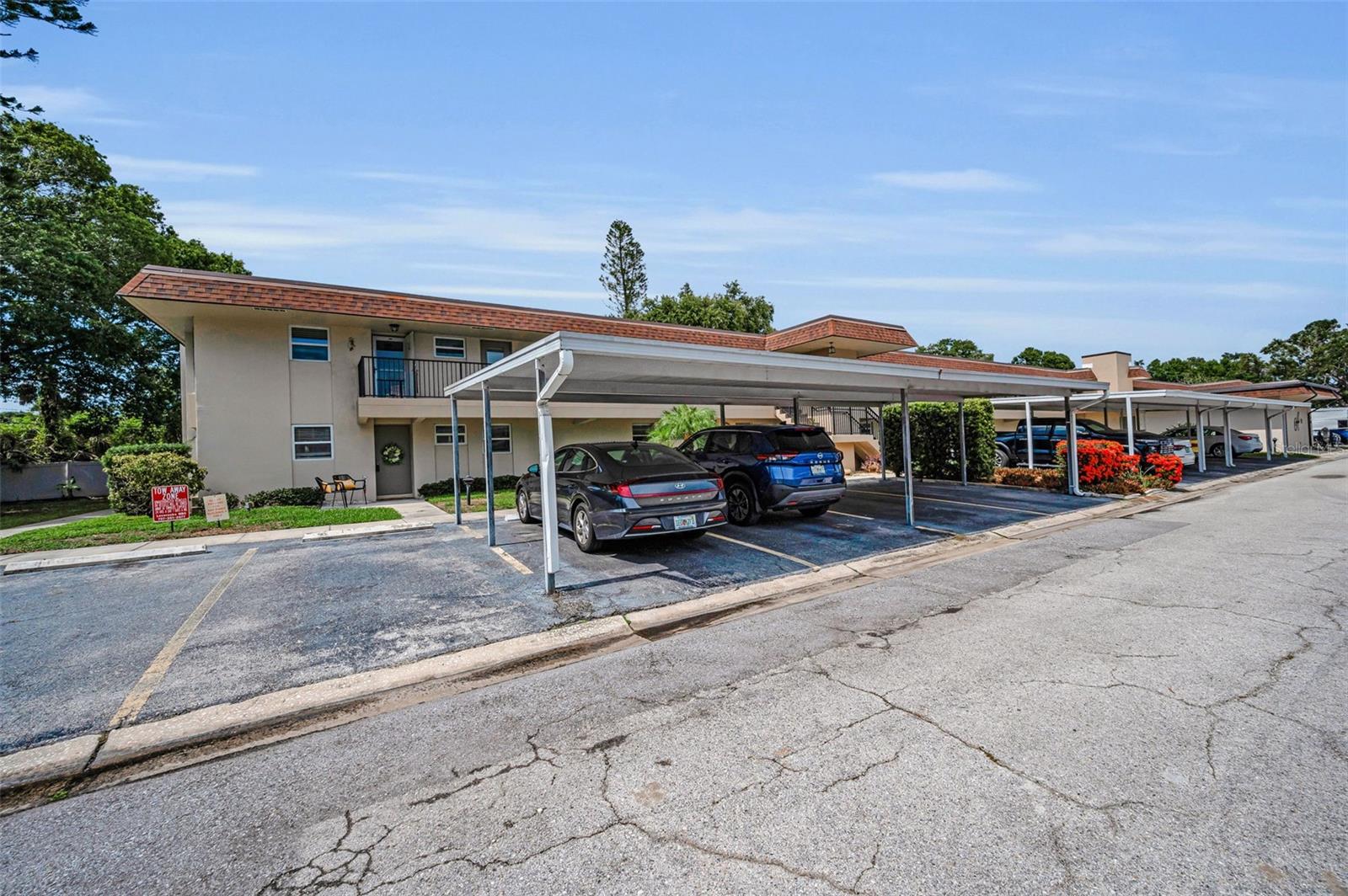 Listing photo id 4 for 9945 47th Avenue N 210