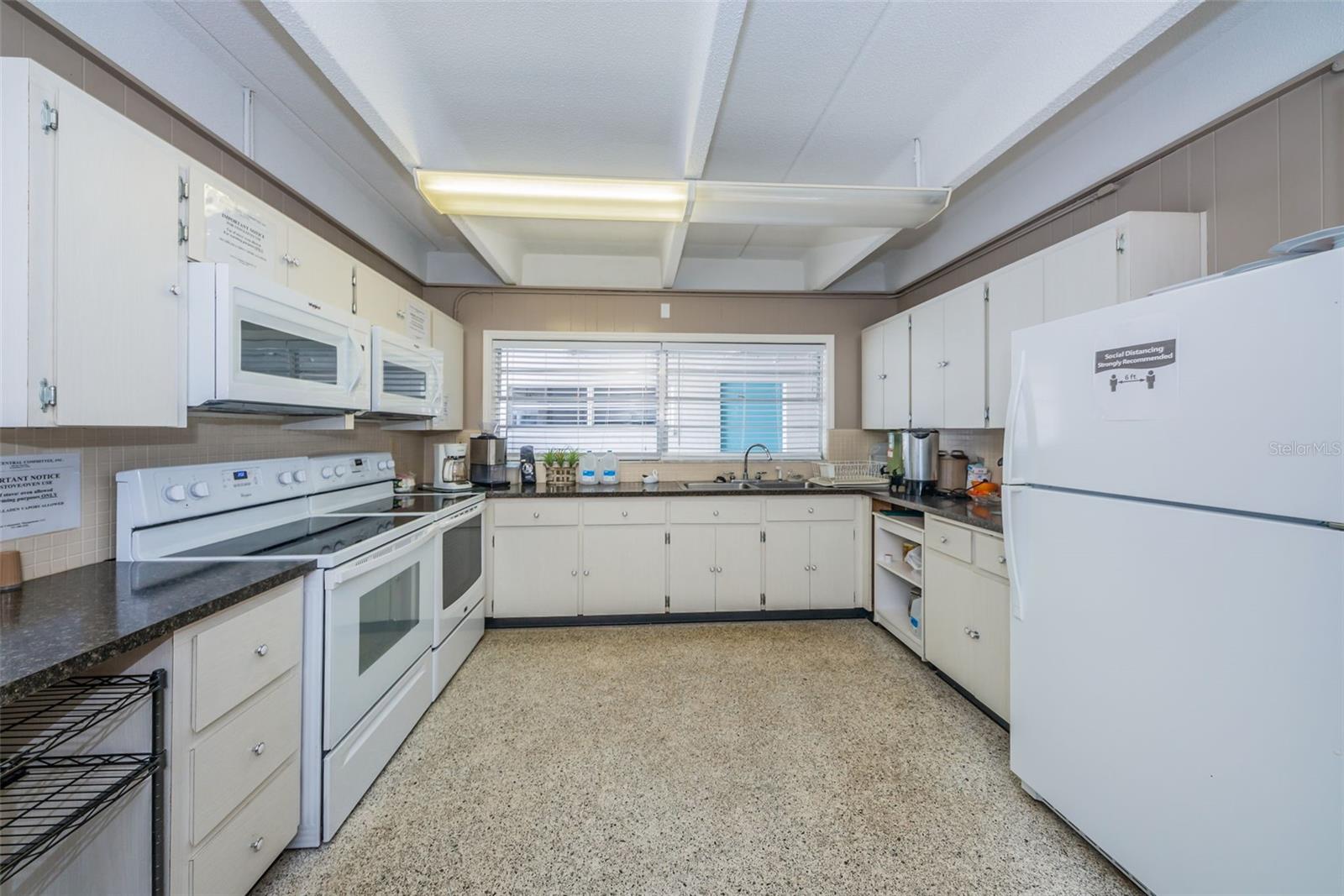 Listing photo id 60 for 9945 47th Avenue N 210