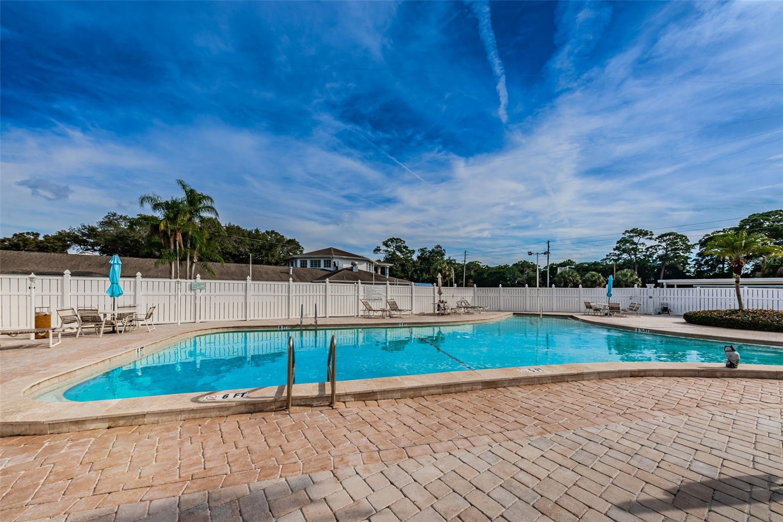 Listing photo id 70 for 9945 47th Avenue N 210