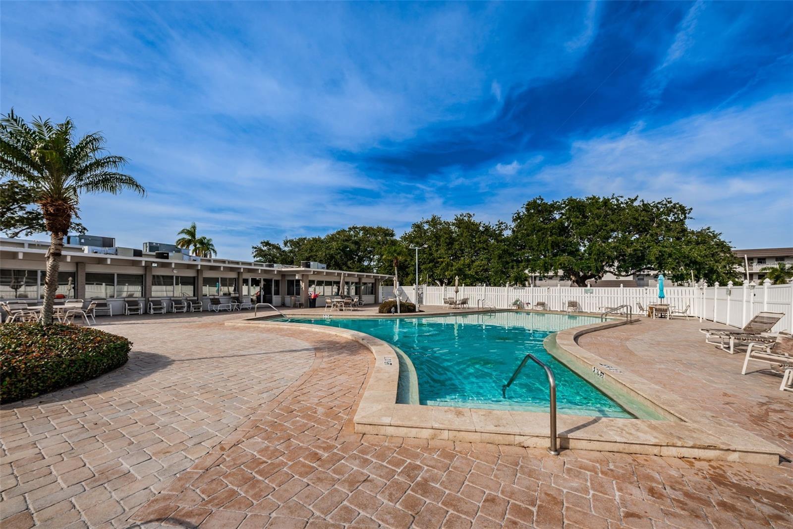 Listing photo id 74 for 9945 47th Avenue N 210