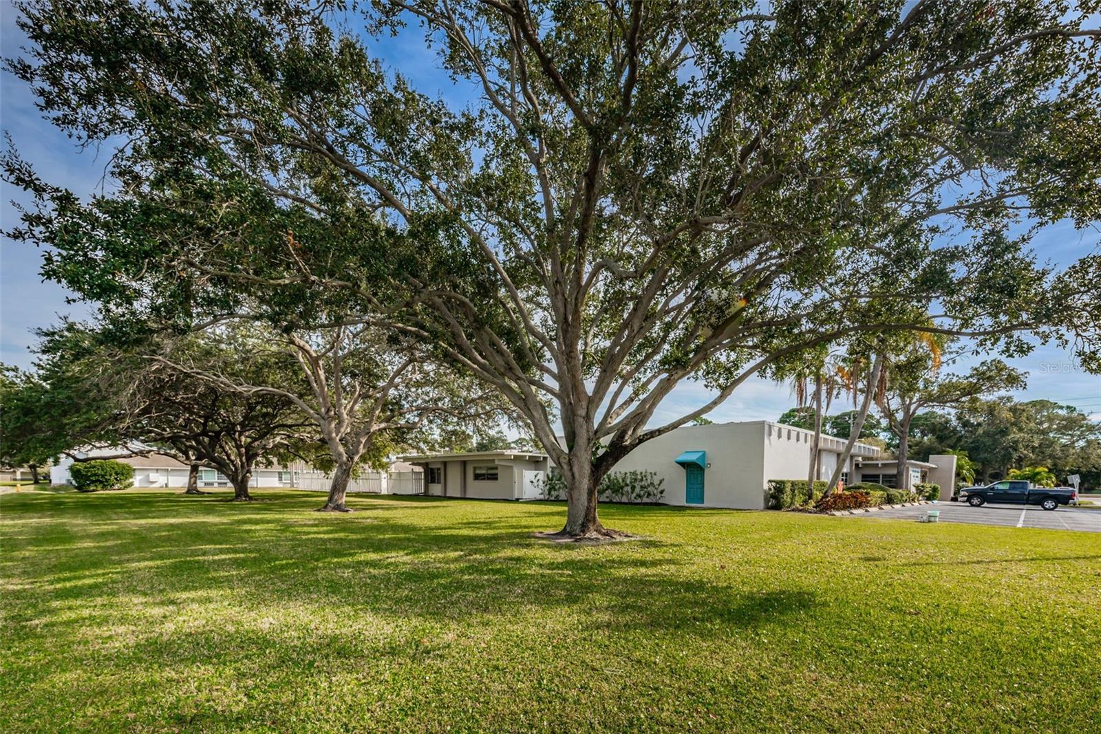 Listing photo id 76 for 9945 47th Avenue N 210