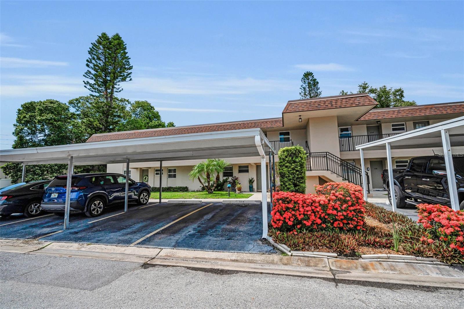 Listing photo id 7 for 9945 47th Avenue N 210