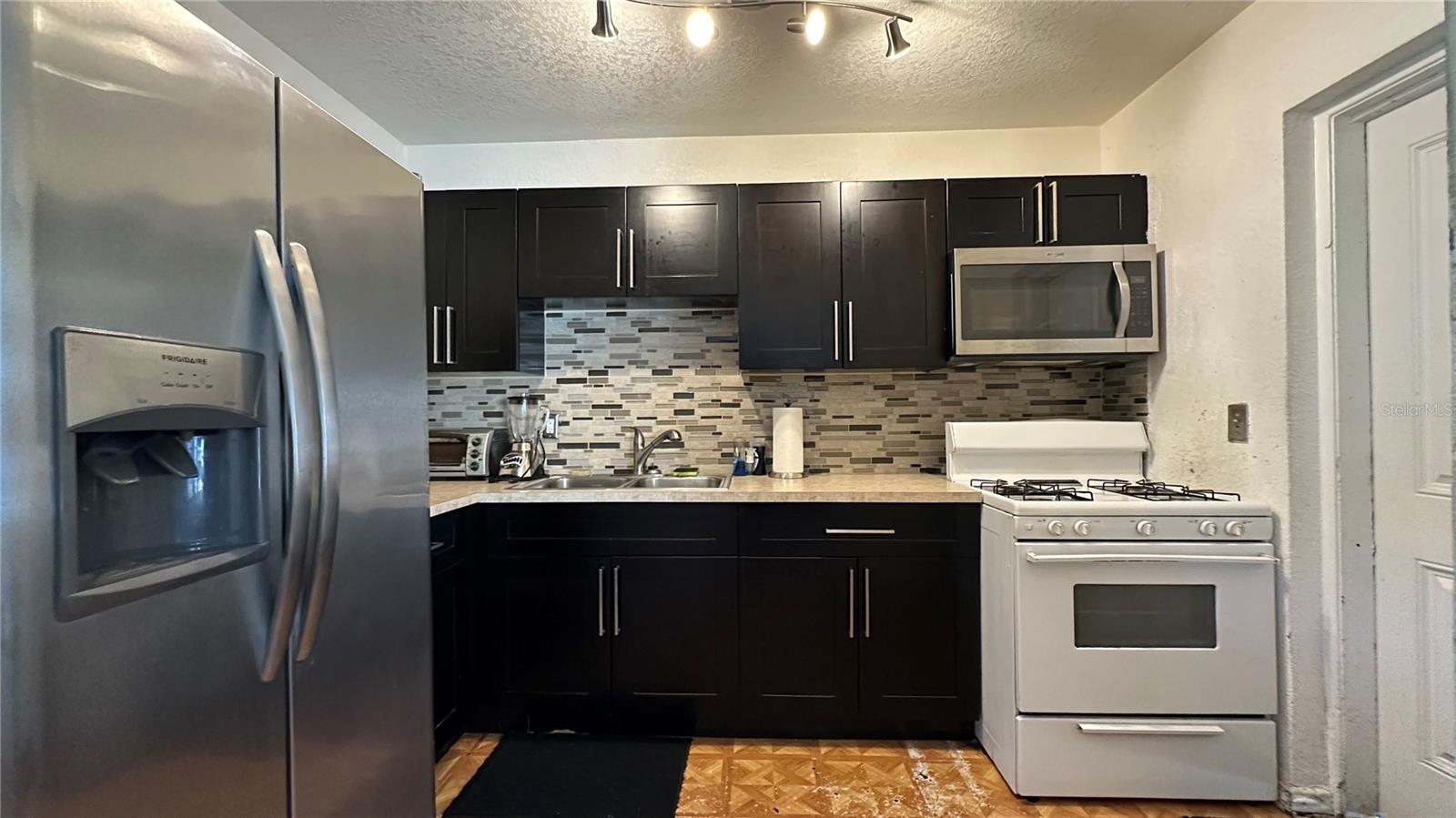 Listing photo id 3 for 1701 10th Avenue