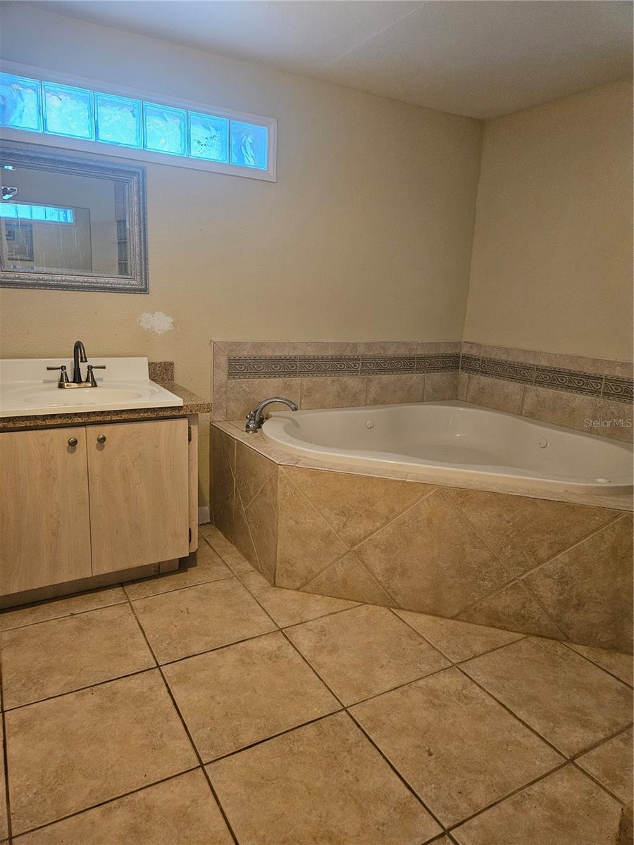 Image 13 of 16 For 4111 La Salle Street