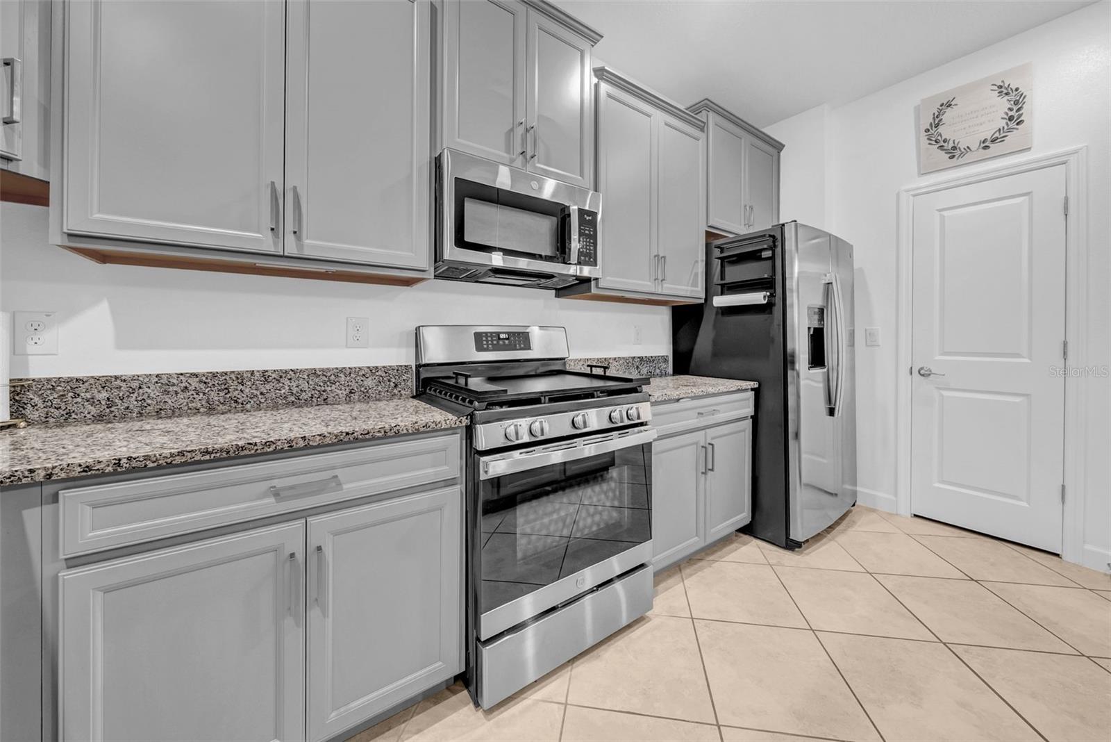 Listing photo id 18 for 3216 Bryant Park Drive
