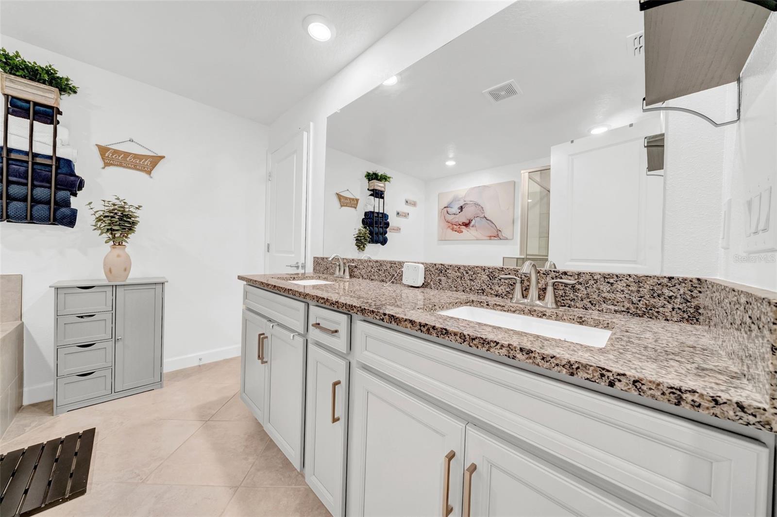 Listing photo id 27 for 3216 Bryant Park Drive