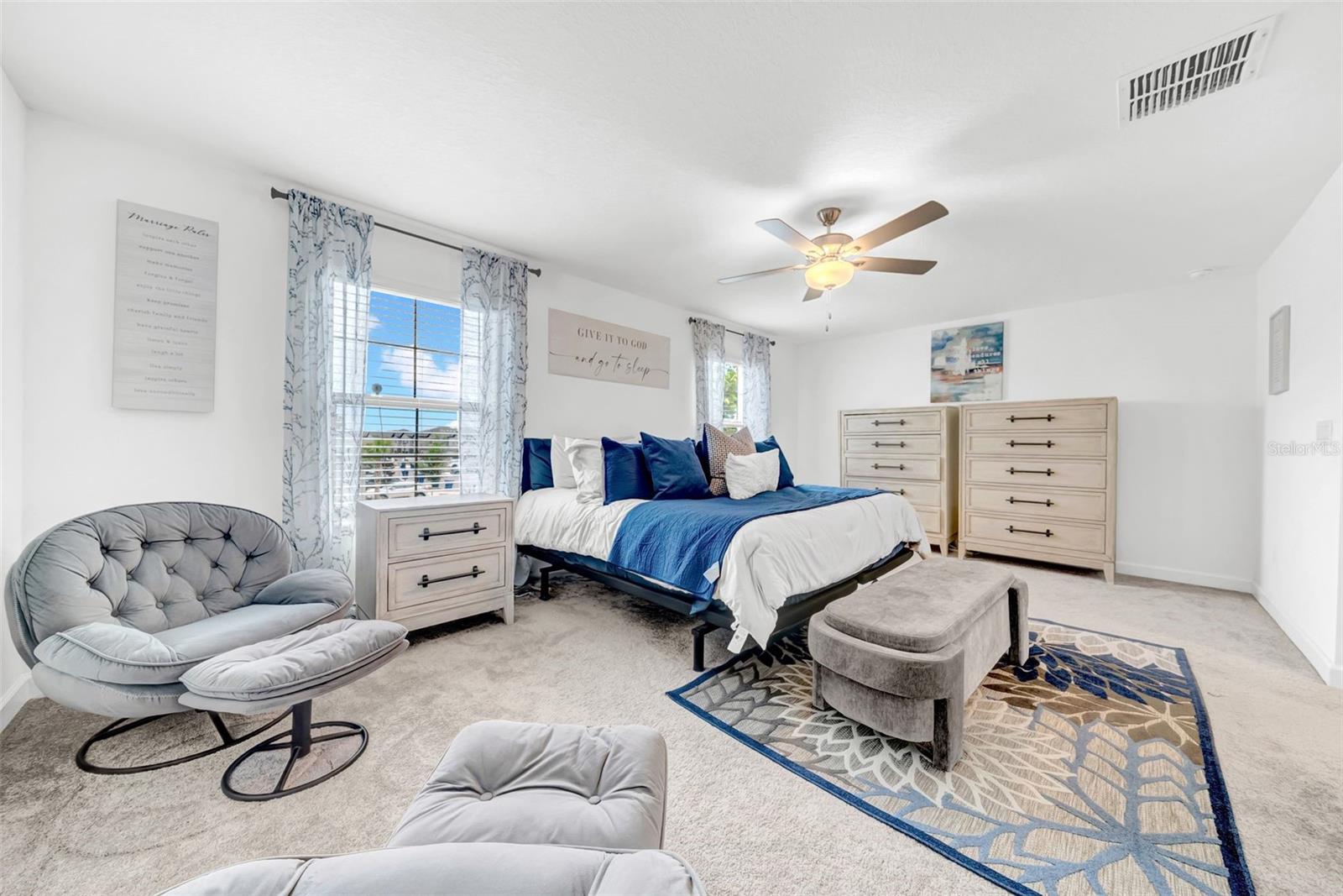 Listing photo id 3 for 3216 Bryant Park Drive