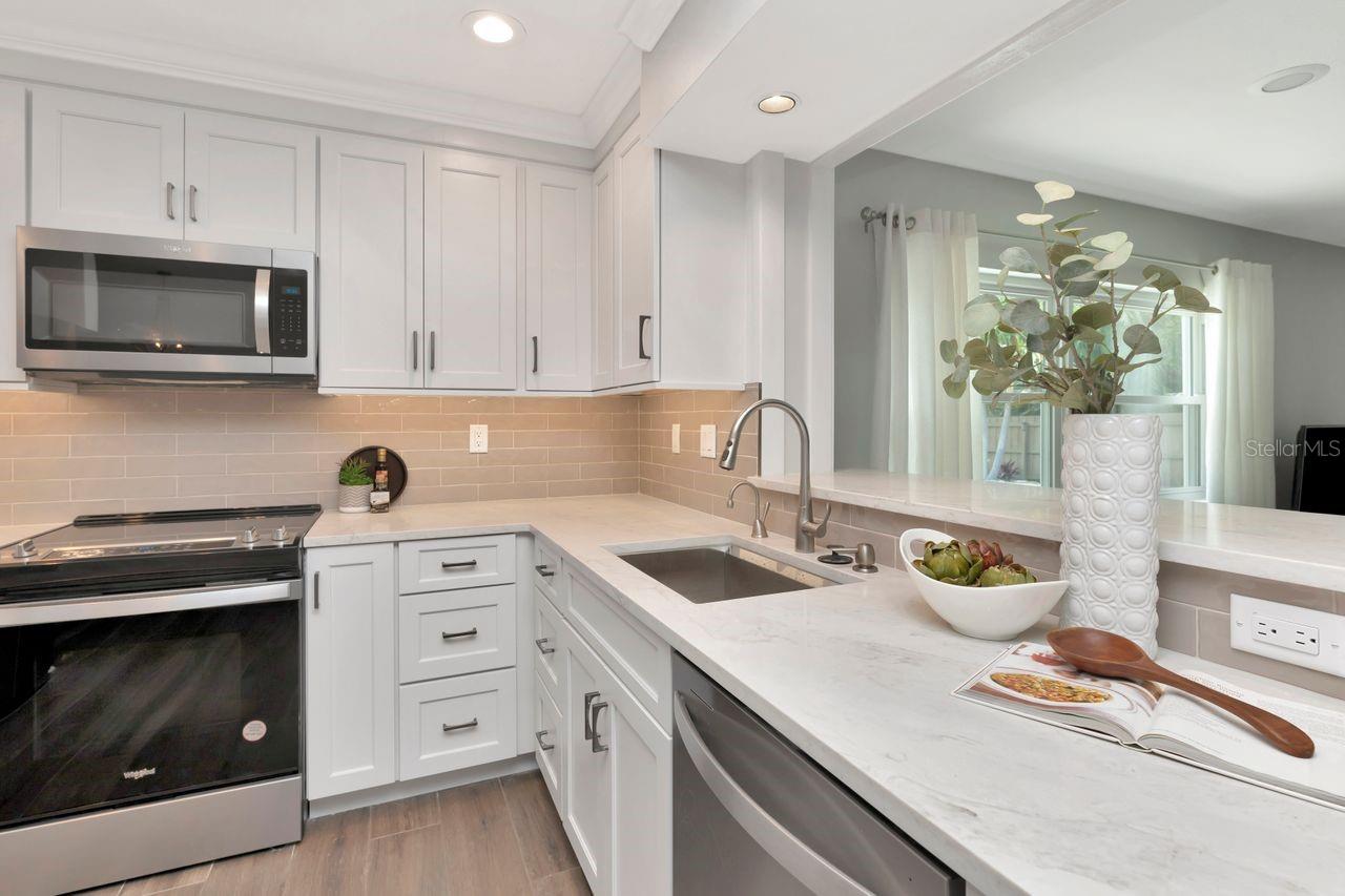 Listing photo id 13 for 111 Carlyle Drive