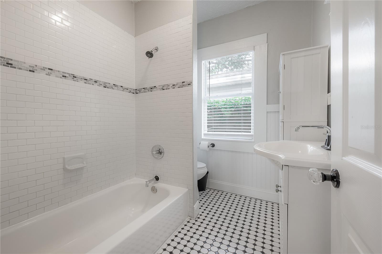 Image 20 of 40 For 302 Hilda Street