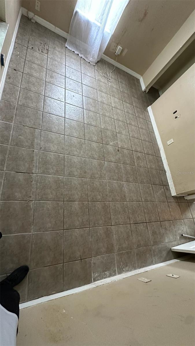 Listing photo id 6 for 8718 Brooks Street