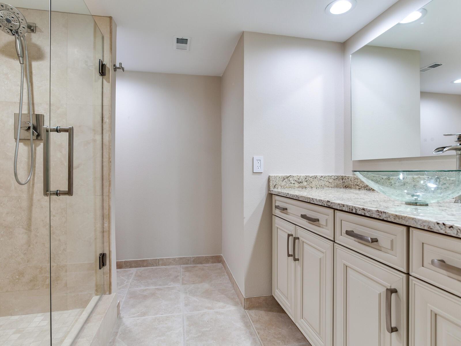 Image 40 of 81 For 1430 Gulf Boulevard 707