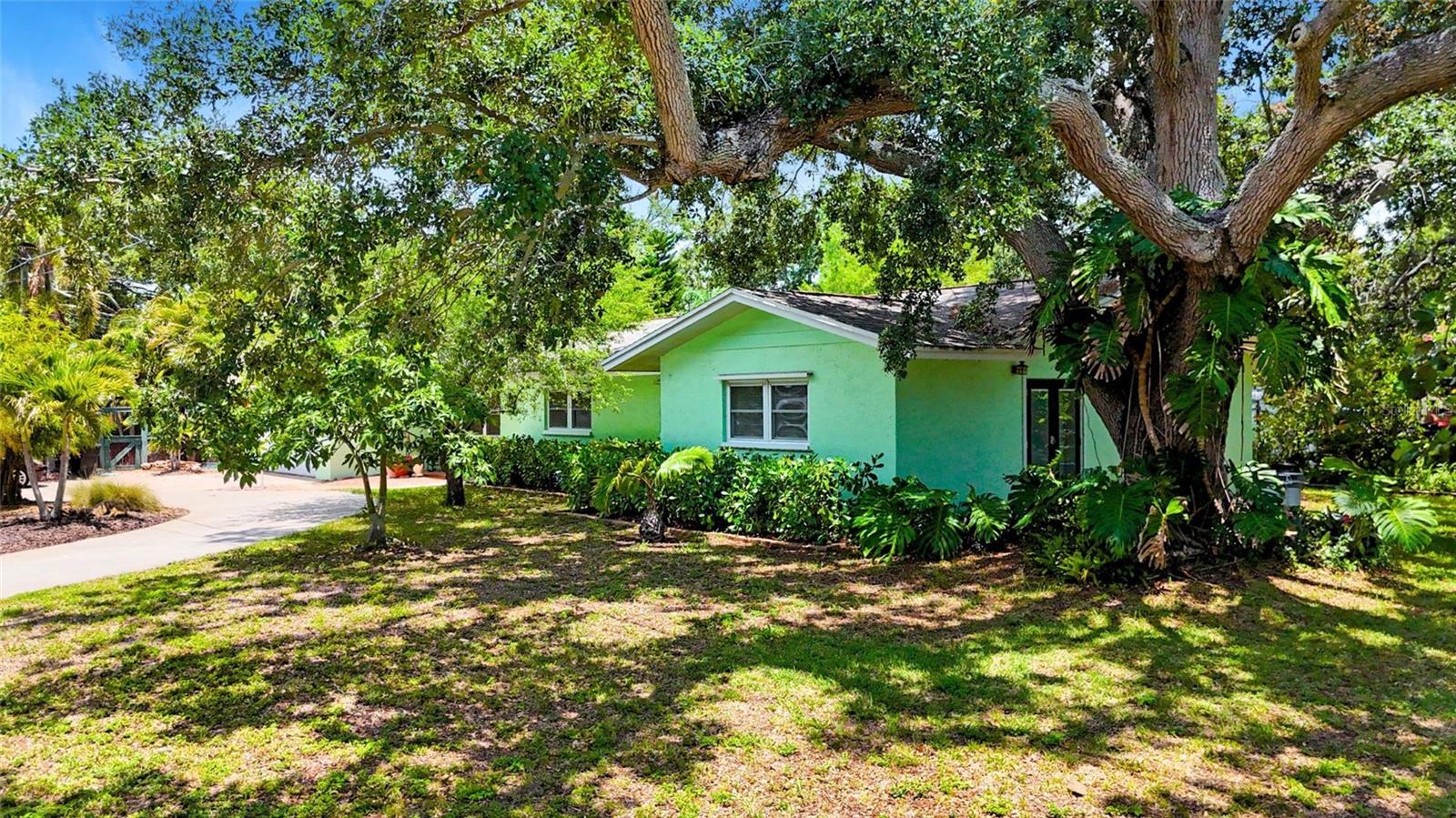 Image 2 of 38 For 6011 Tangerine Avenue S