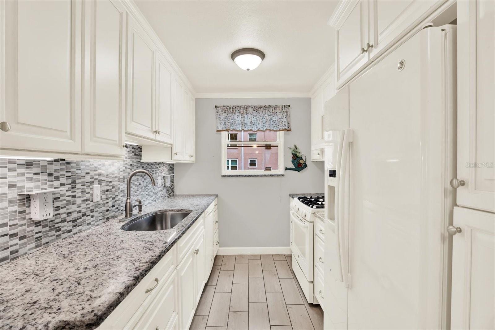 Image 8 of 38 For 5501 80th Street N 206