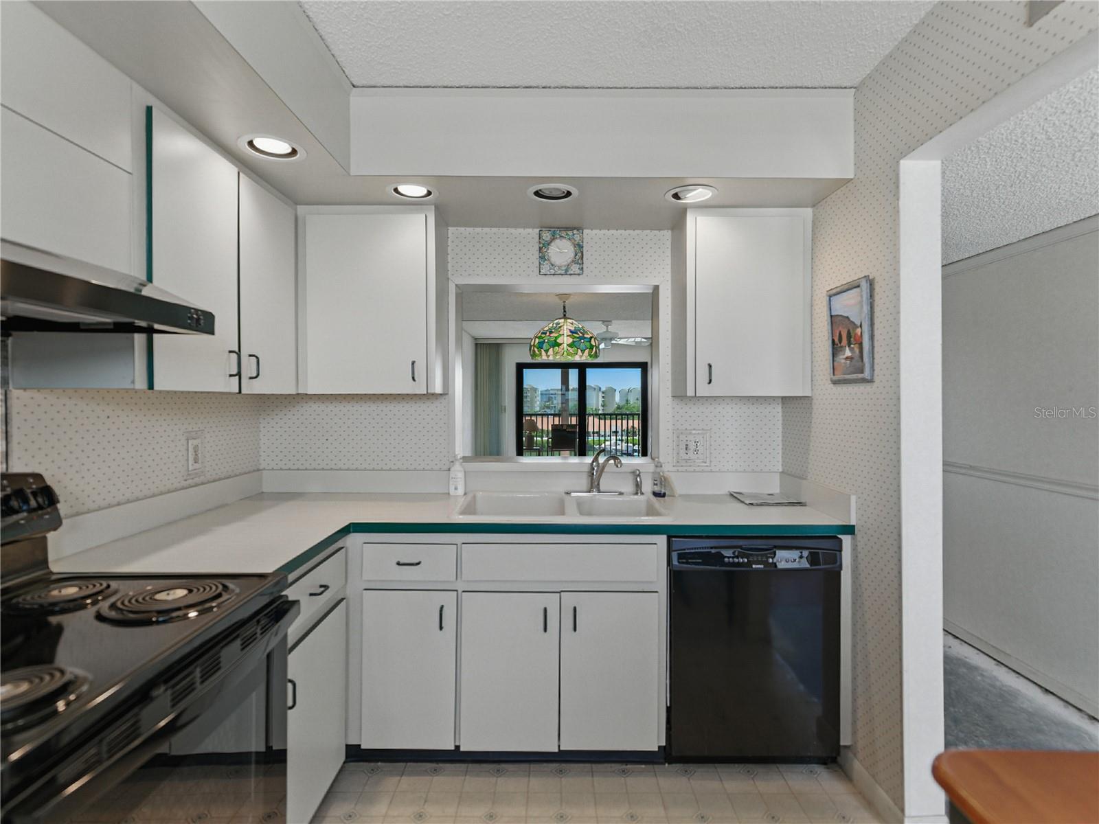 Image 13 of 38 For 7600 Sun Island Drive S 603