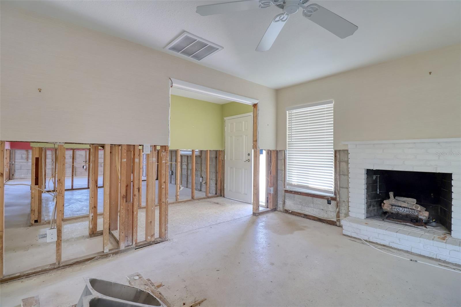 Image 12 of 33 For 1897 Dolphin Boulevard S