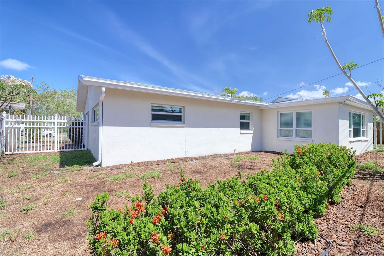 Image 30 of 33 For 1897 Dolphin Boulevard S
