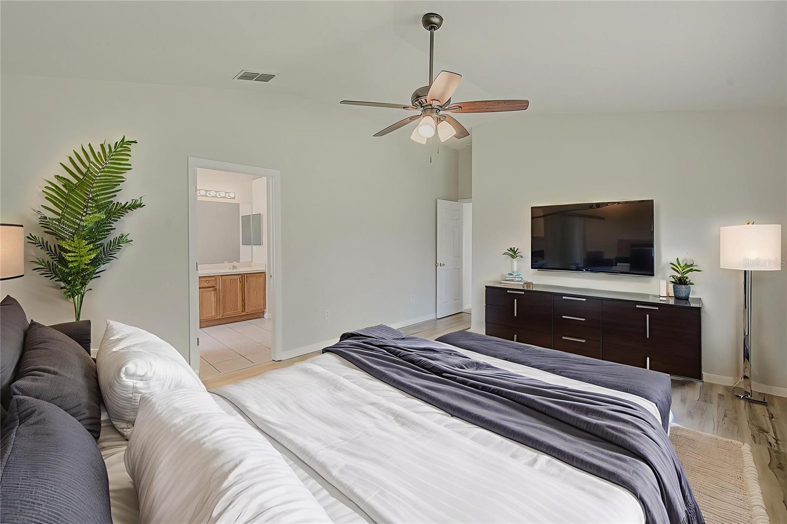 Listing photo id 5 for 25729 Aldus Drive